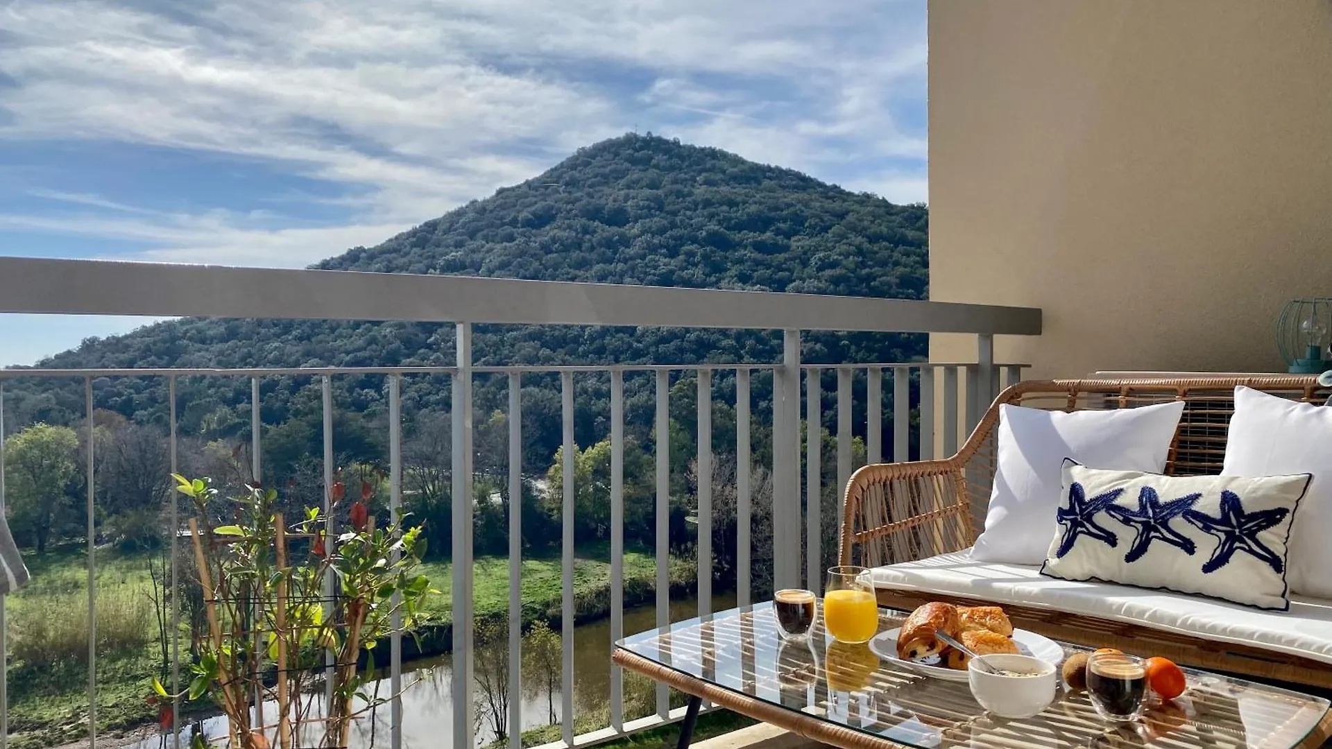 Appartement Luxe Vue Mer Et Collines Avec Piscine Mandelieu 0*,  Fransa